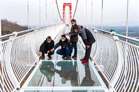 glass bridge in china breaking